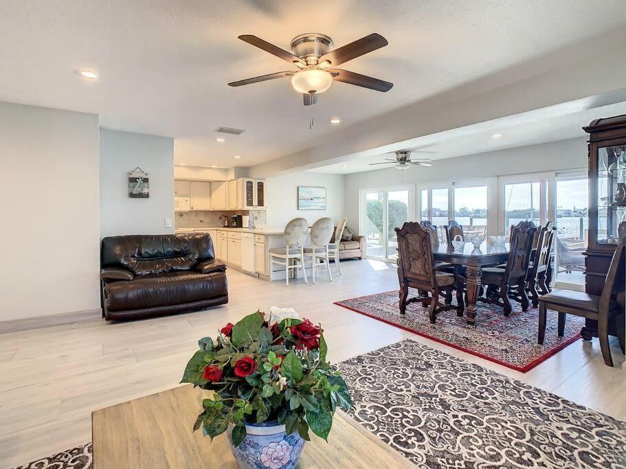 Amazing Water Front View Home Newly Renovated 3Bd 2Bth Clearwater Beach Eksteriør billede